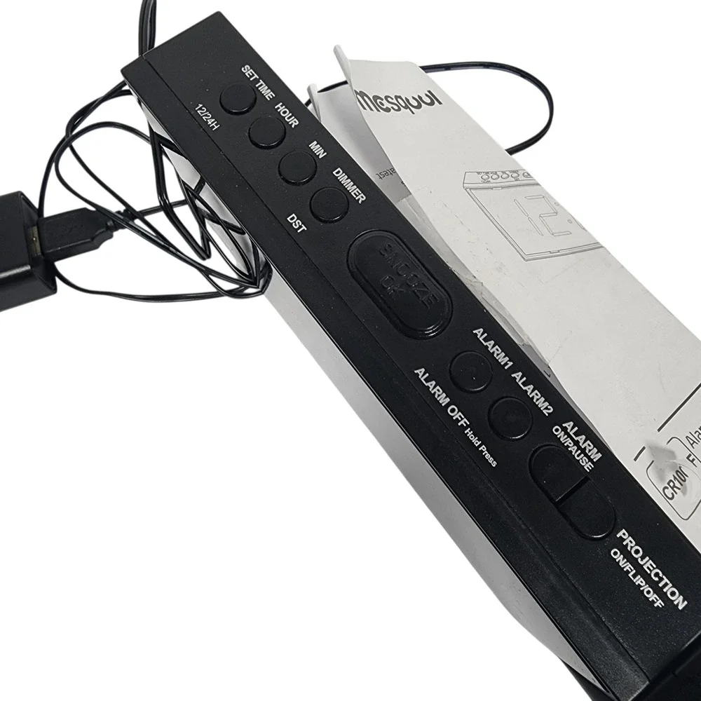 Mesqool CR1001F Projection Alarm‎ Clock with Time Display and USB Charger